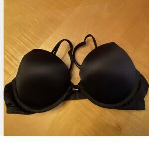 Beautiful VICTORIA'S SECRET Very Sexy Push Up Bra - Size 32C-with 5 Crystals